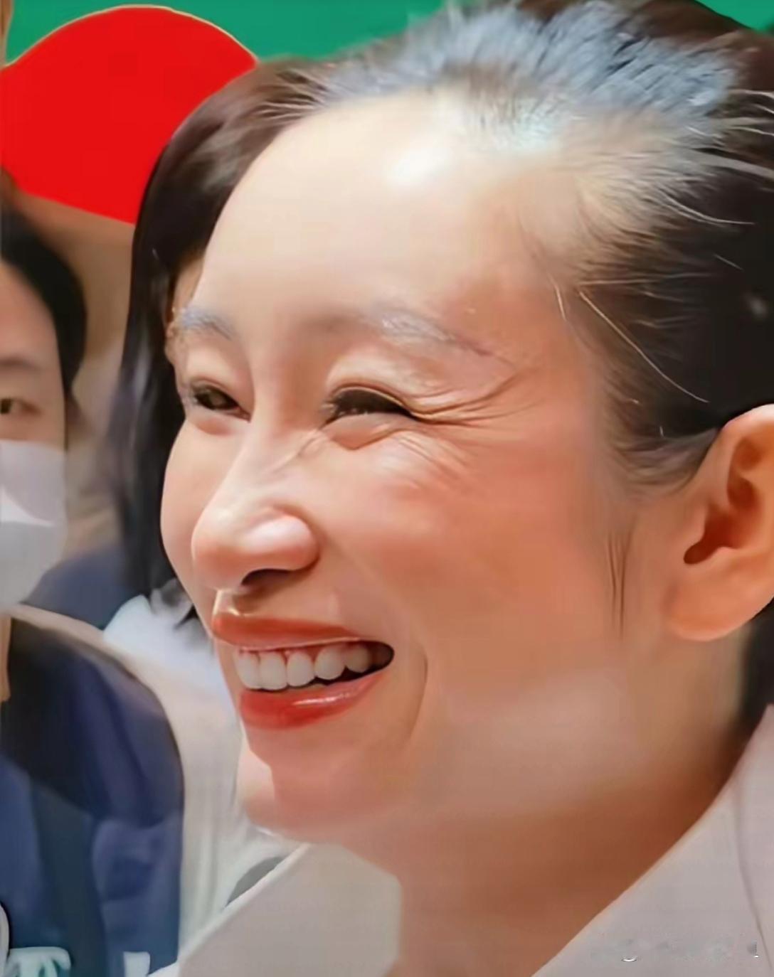 秦海璐高清怼脸拍：发稀眉淡，唇红齿白，睫毛长翘，天庭饱满，地阁方圆，眼角皱纹粗粝