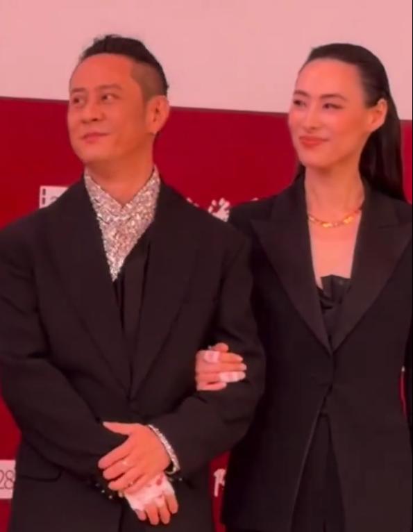 梁洛施带着自己的男友参加活动，女方的状态真是蛮好了其实和李家都分了，梁洛施有