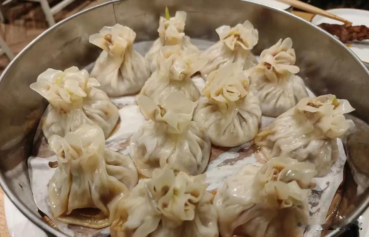 呼和浩特烧麦为啥8个，包头是6个，这可能跟当地习俗和消费习惯有关。在呼和浩特，
