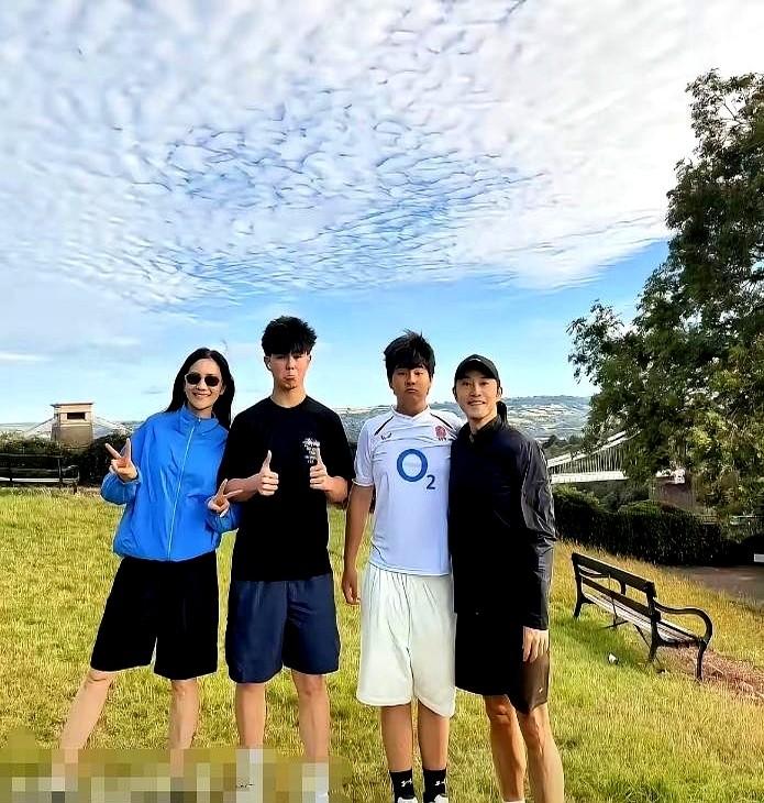 沙溢和胡可两夫妇真是个拼命三郎，俩口子天天扎在老百姓的屏幕前卖货，转头就把人民