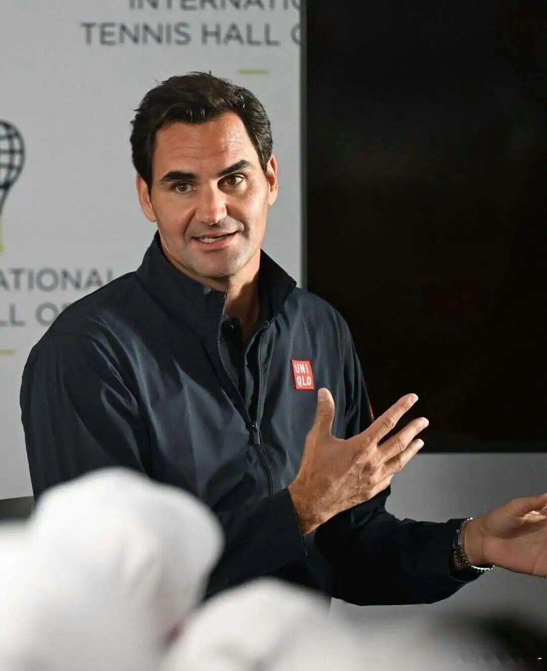 🎾网坛传奇费德勒近日入选名人堂，接受《每日导报》独家专访，透露正计划与老对手纳