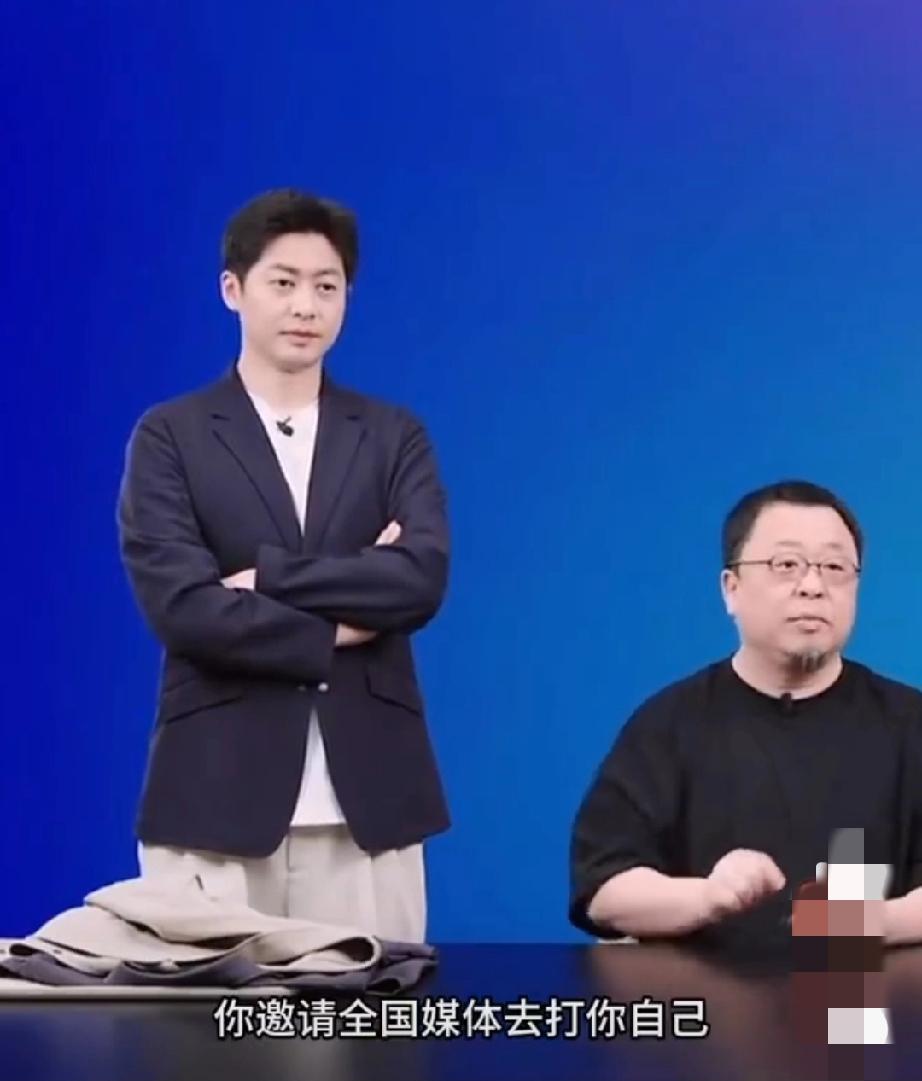 西贝贾老板称罗永浩“是网络黑嘴，是网络黑社会”。罗永浩今天直播中回应：原本都说这