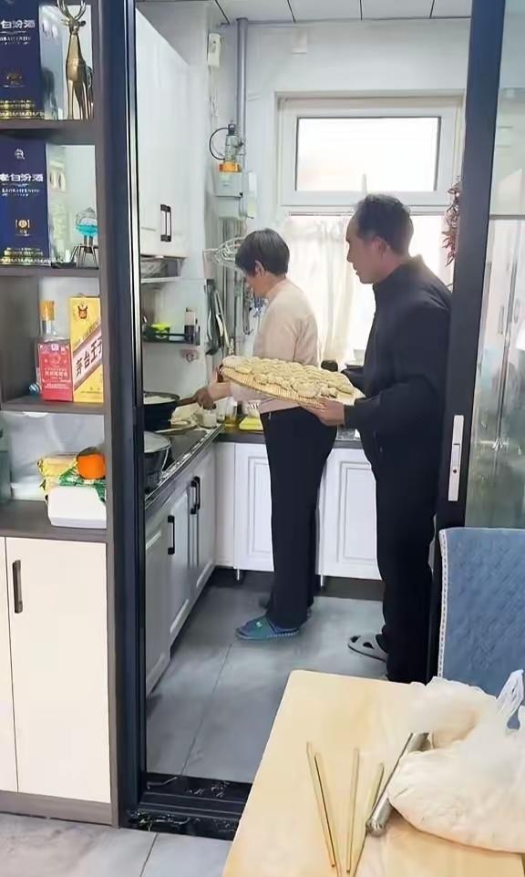 淄博婆媳的神仙日常，笑翻全网！山东淄博一儿媳睡醒闻见饺子香，冲进厨房傻眼了