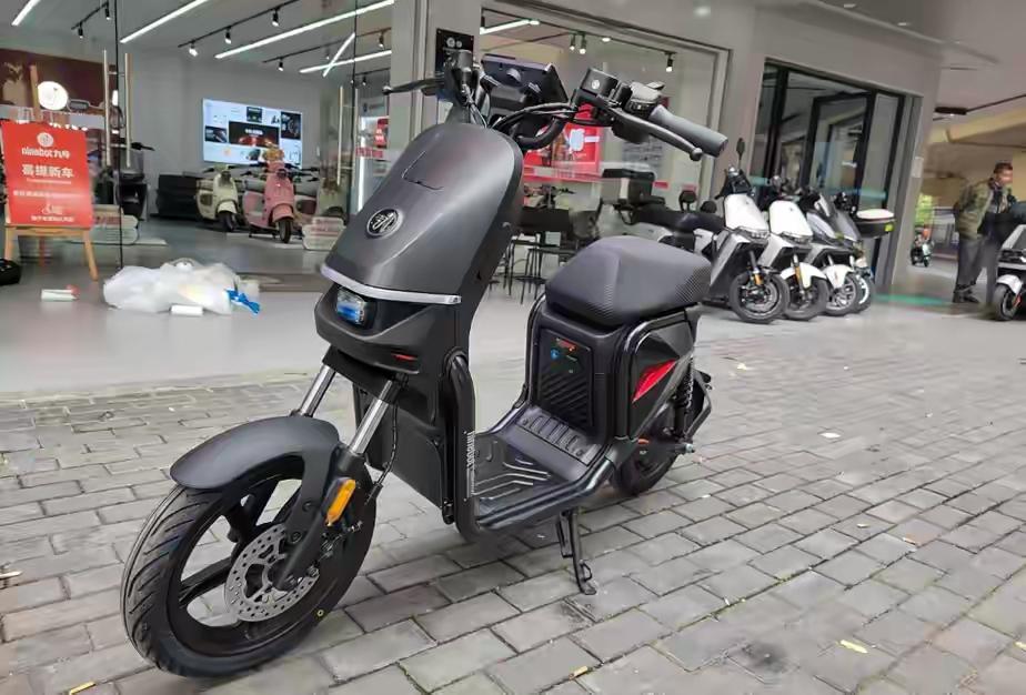 13499元买一台最高跑25km/h的电动车，第一反应是不是觉得贵得离谱？但这