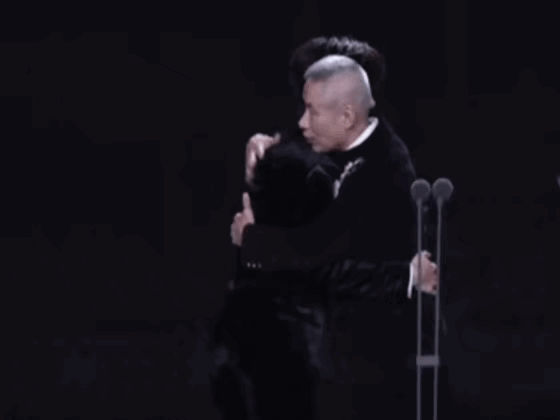 易烊千玺的魅力真大，从上台领奖的那一刻，礼仪小姐姐的眼神就没有离开他，直到被人提