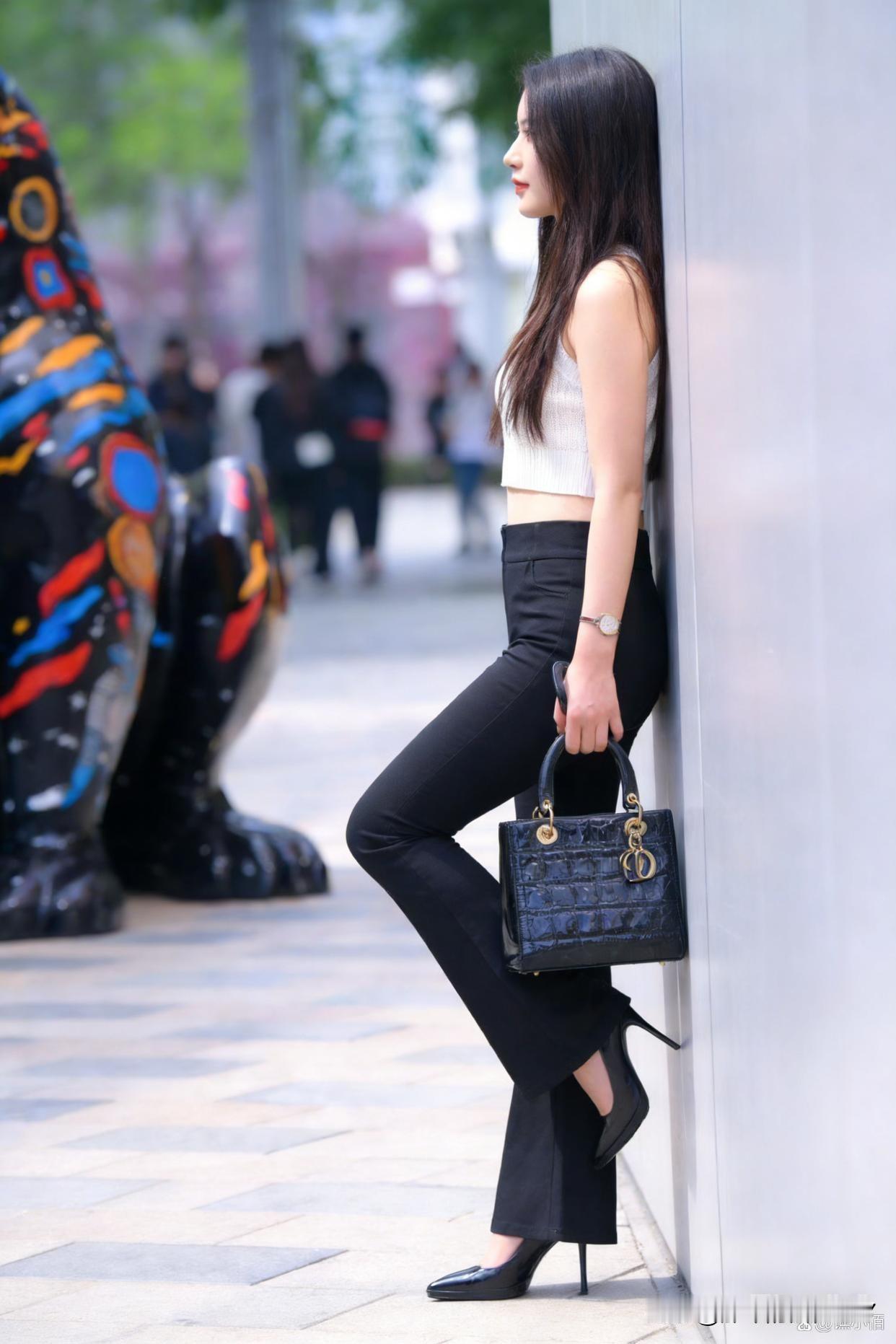 都市时尚女孩的黑白配穿搭真的太绝了，能轻松拍出街拍大片！就像郝怡霖这样的简约气质