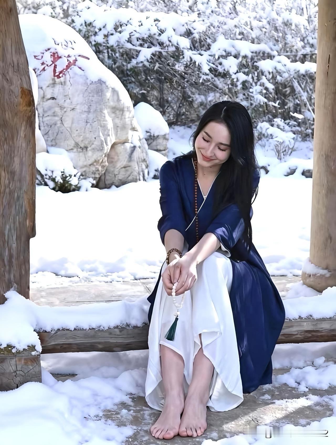 冬日暖阳下，雪地里的静谧时光