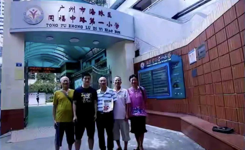 奥运冠军樊振东每次回广州老家，他都会专门跑去看望小学老师和小伙伴们，跟大伙唠唠家