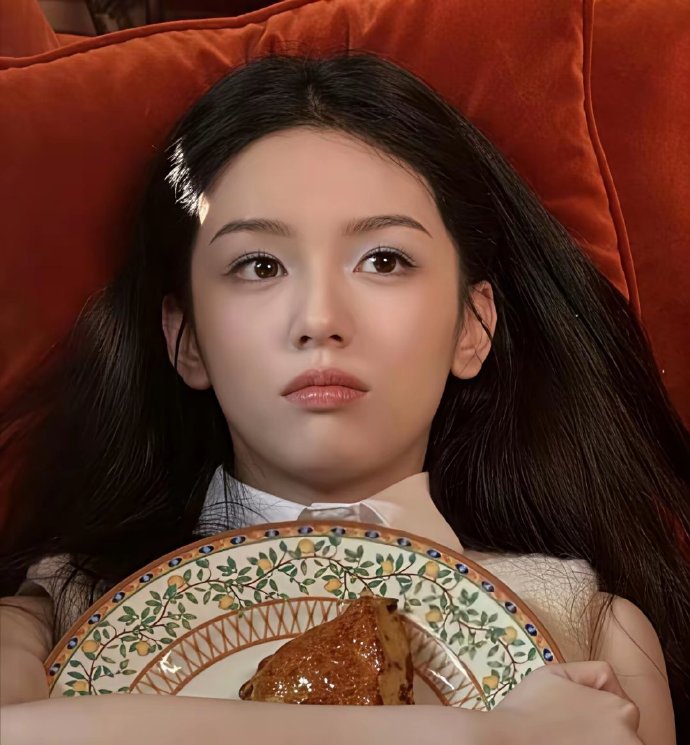 当时周也的这张照片只顾着看脸了，都没有注意到头上那是一缕阳光，而不是发夹