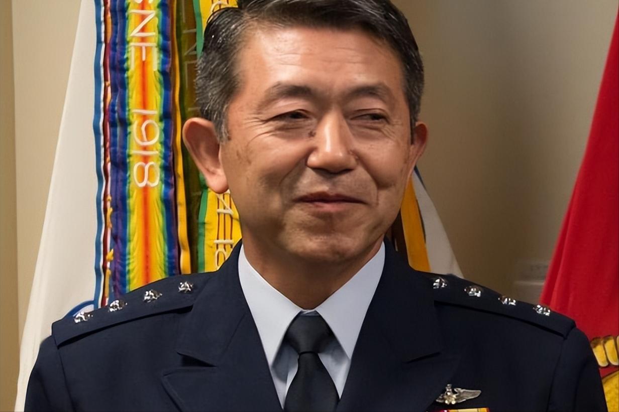 中方制裁岩崎茂，效果当天就炸裂！日本外相瞬间“怂”了？15日，中方精准出手