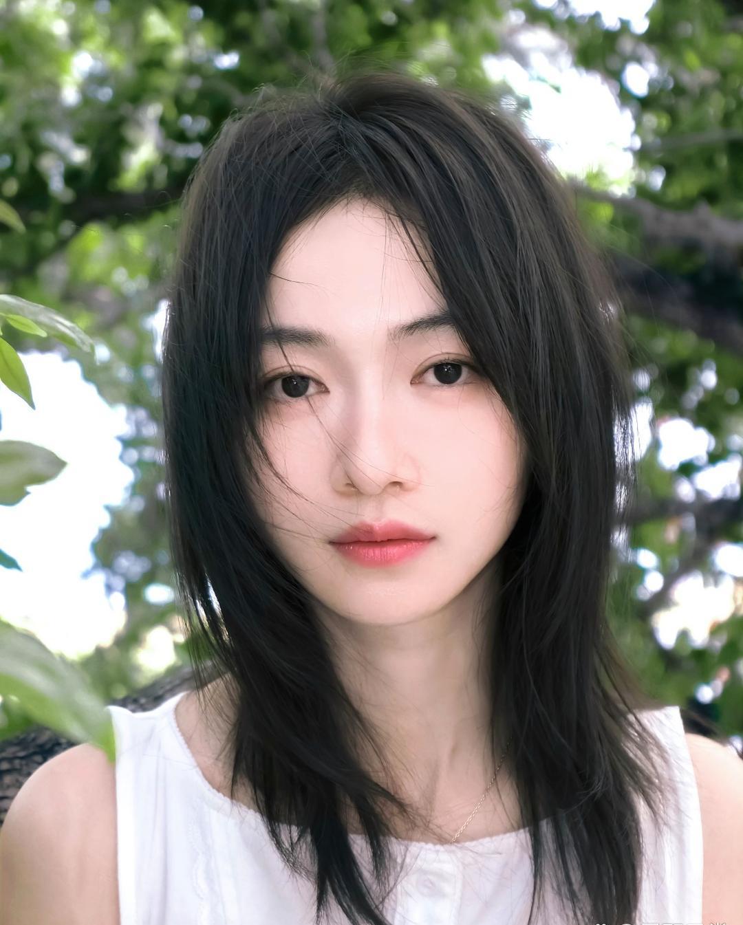 1.程潇的妹妹签约经纪公司已有数年，目前依旧没有知名度，状态和素人相差无几。2
