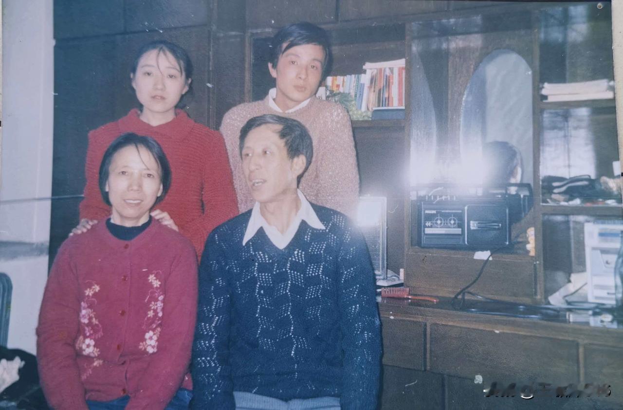 整理父母遗物，终于翻出我们四口全家福。八九年拍的，那是我家最幸福的一年。我外