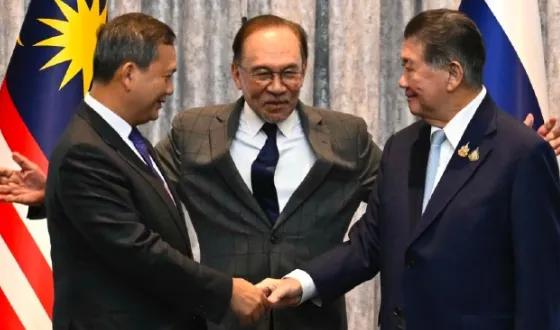 没想到泰柬边境打得正凶呢，柬首相洪玛奈却在国际上闹了个大笑话，直接上演“国际级社