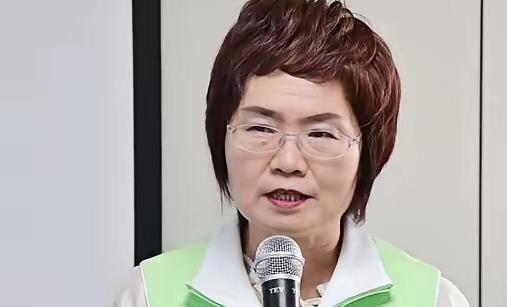 国民党彰化县长参选人魏平政9月21日端出500多页政策白皮书，当场向民进党对手陈