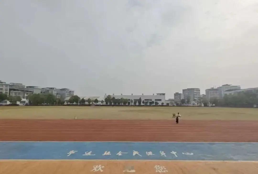 县政府劝你别去现场看球，他们赢了。但今晚，宁远全民健身中心外，依然会有超过