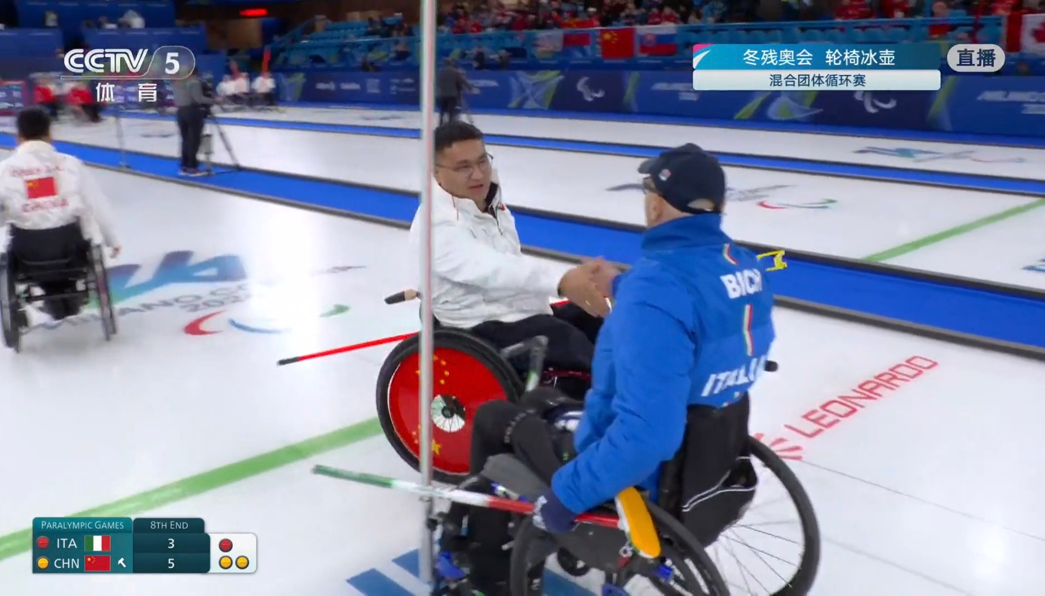 冬残奥会轮椅冰壶混合团体，中国队连偷三局5-3击败意大利，加上第一场12-7击