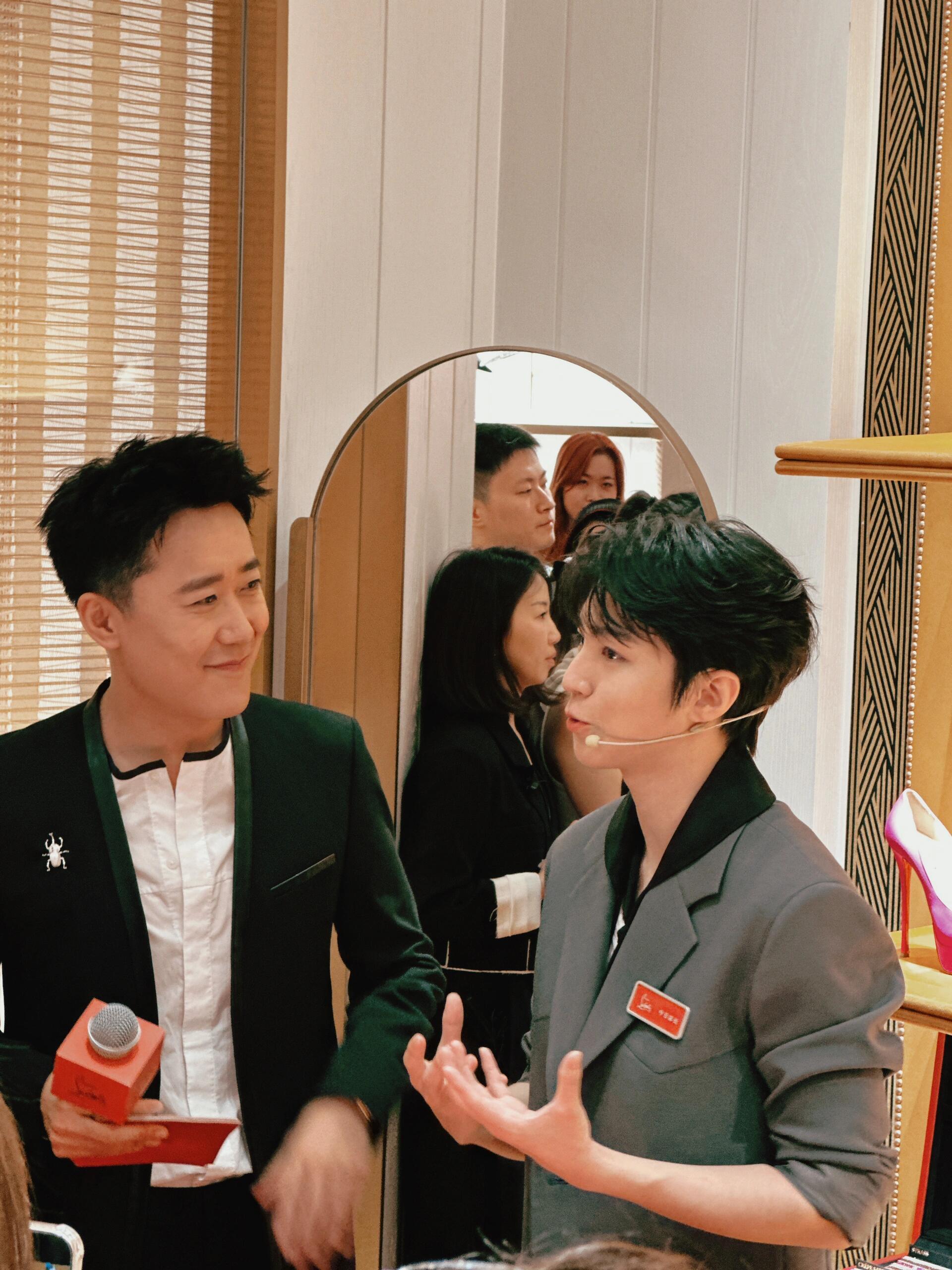 王俊凯主持人演我，我也想这么盯着店长看！王俊凯cl全球品牌代言人c