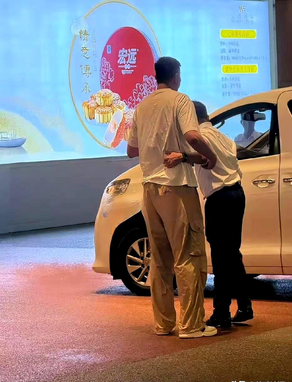 灯光一暖，气氛就软了。近日，广东宏远投资人陈海涛在宏远酒店过寿，球迷举着手机拍