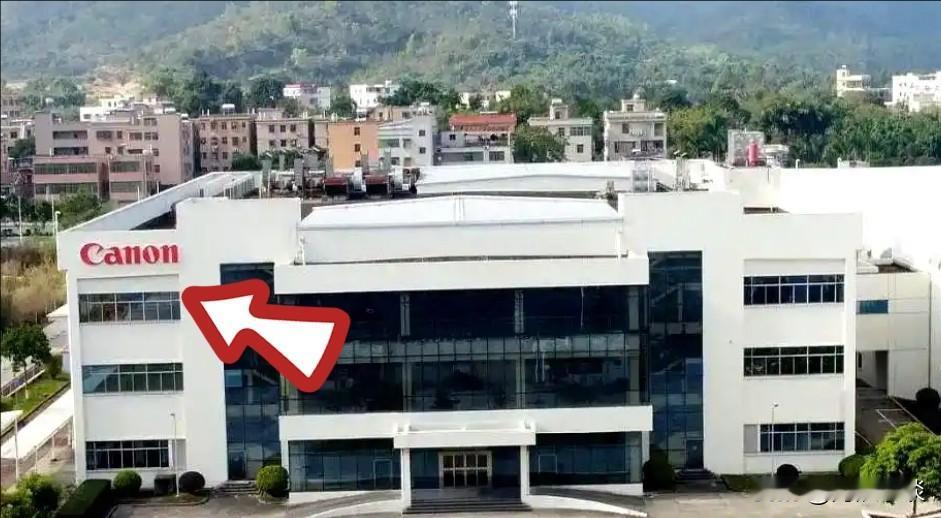 国内的老板安静一下！这佳能都要关门走人了，员工不仅没拉横幅闹事，反倒乐呵呵地欢