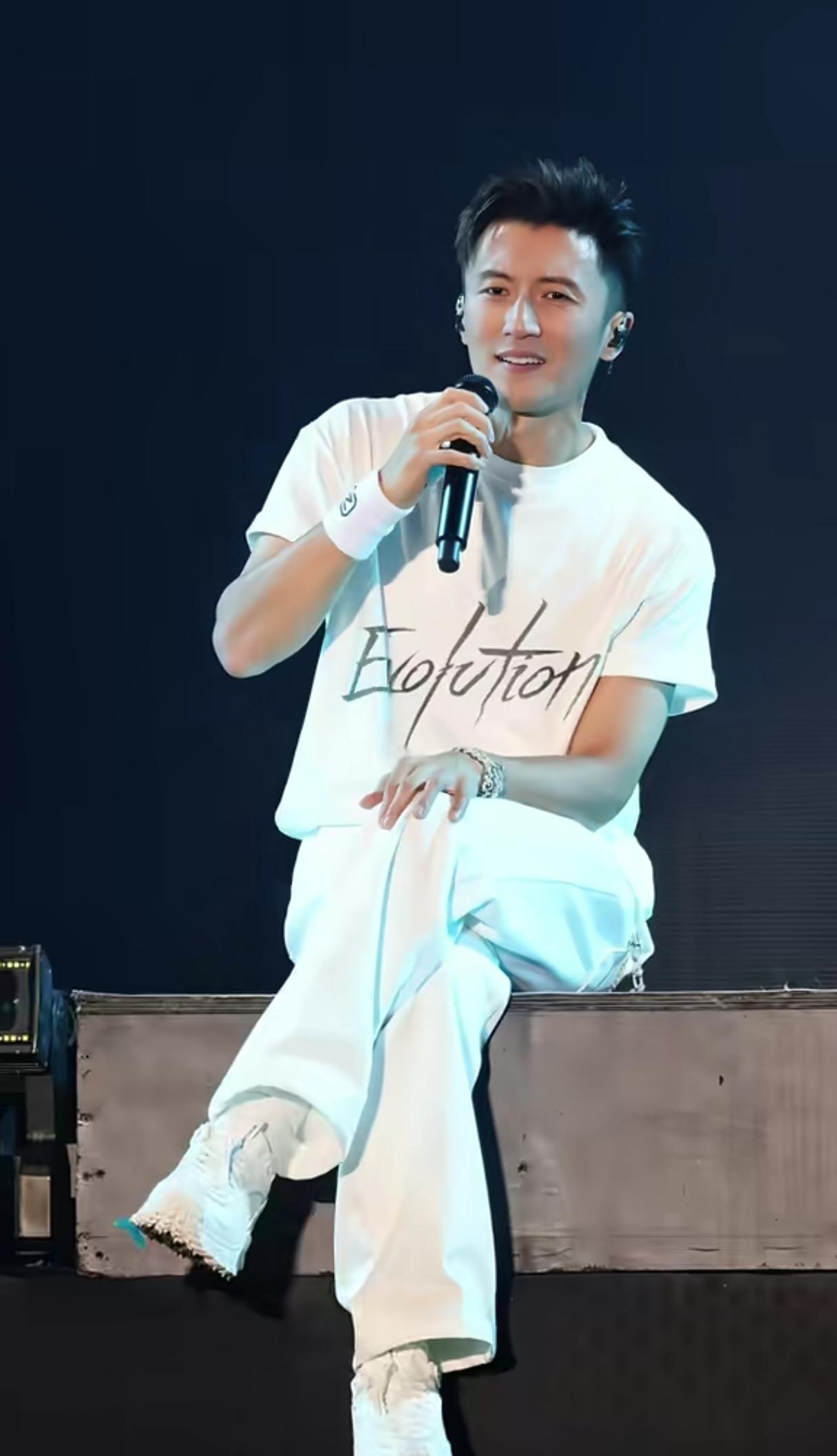 演唱会舞台之上，谢霆锋一身简约白色休闲套装，没有化妆，干净清爽，状态在线，自信满