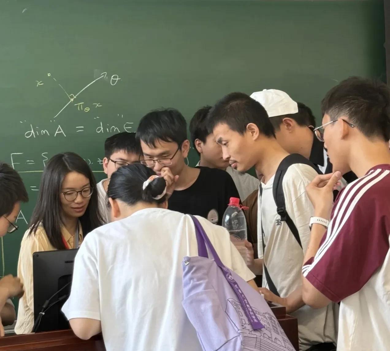 王虹北大讲座收费吗？据我所知，学术讲座一般都是收费的，费用高低不止看开讲座的人，