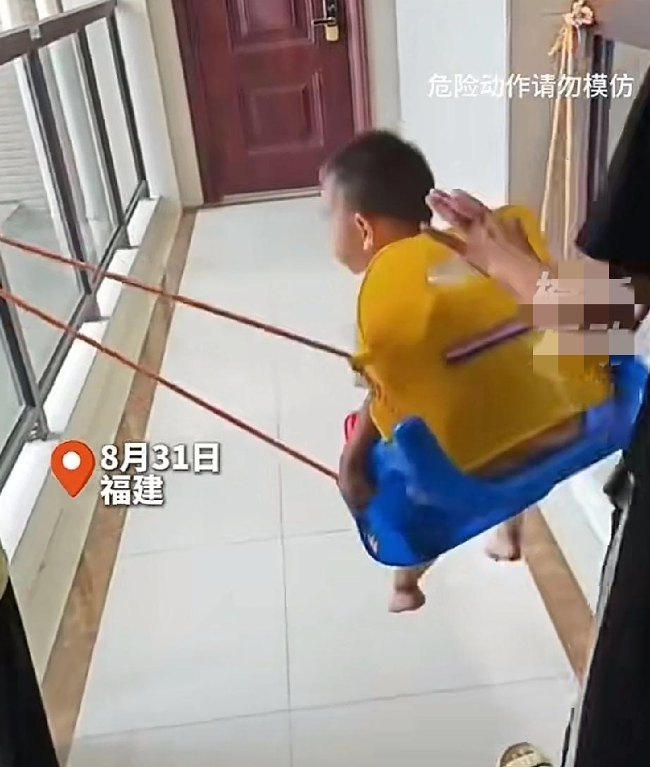 8月31日，福建。爸爸带娃。为了让孩子玩得开心，爸爸用土办法做了个秋千。他将绳索