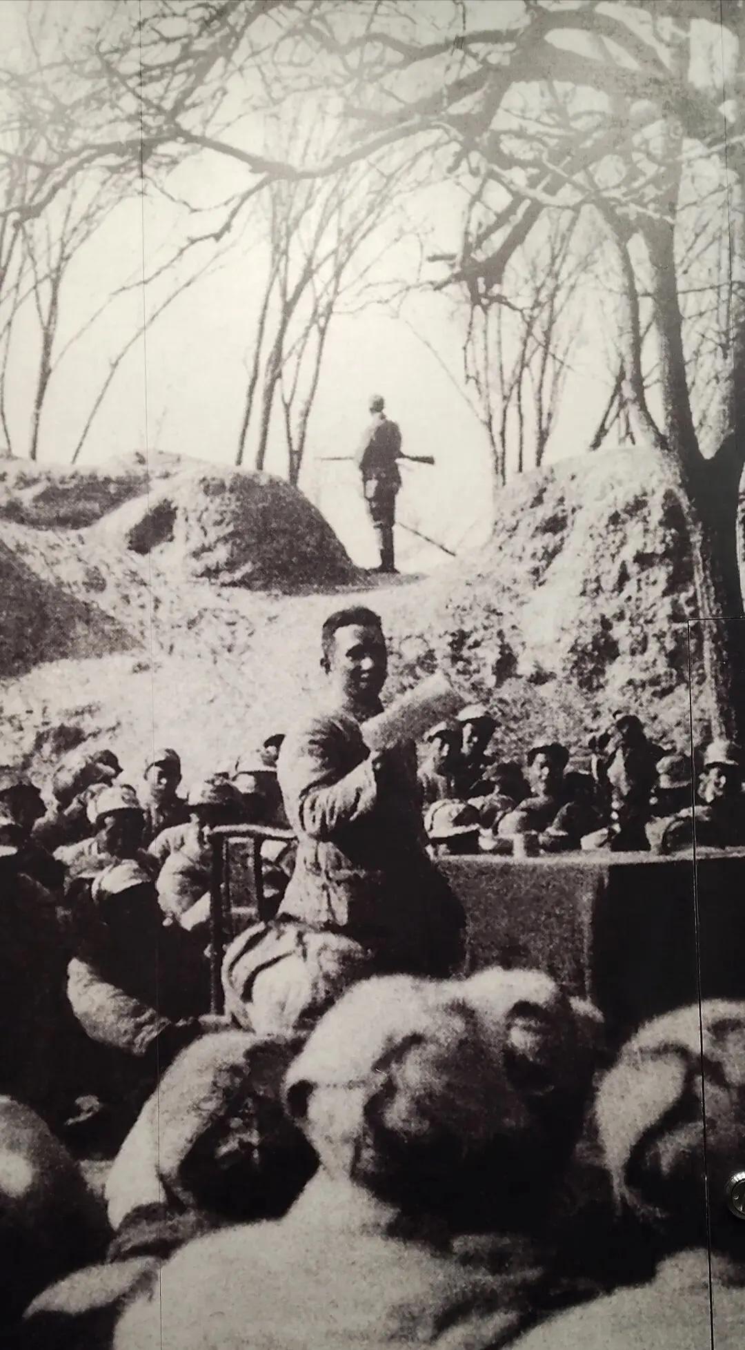 1947年，粟裕在莱芜战役开打前作战前动员时的一幕，当时华野的核心领导，各纵队司