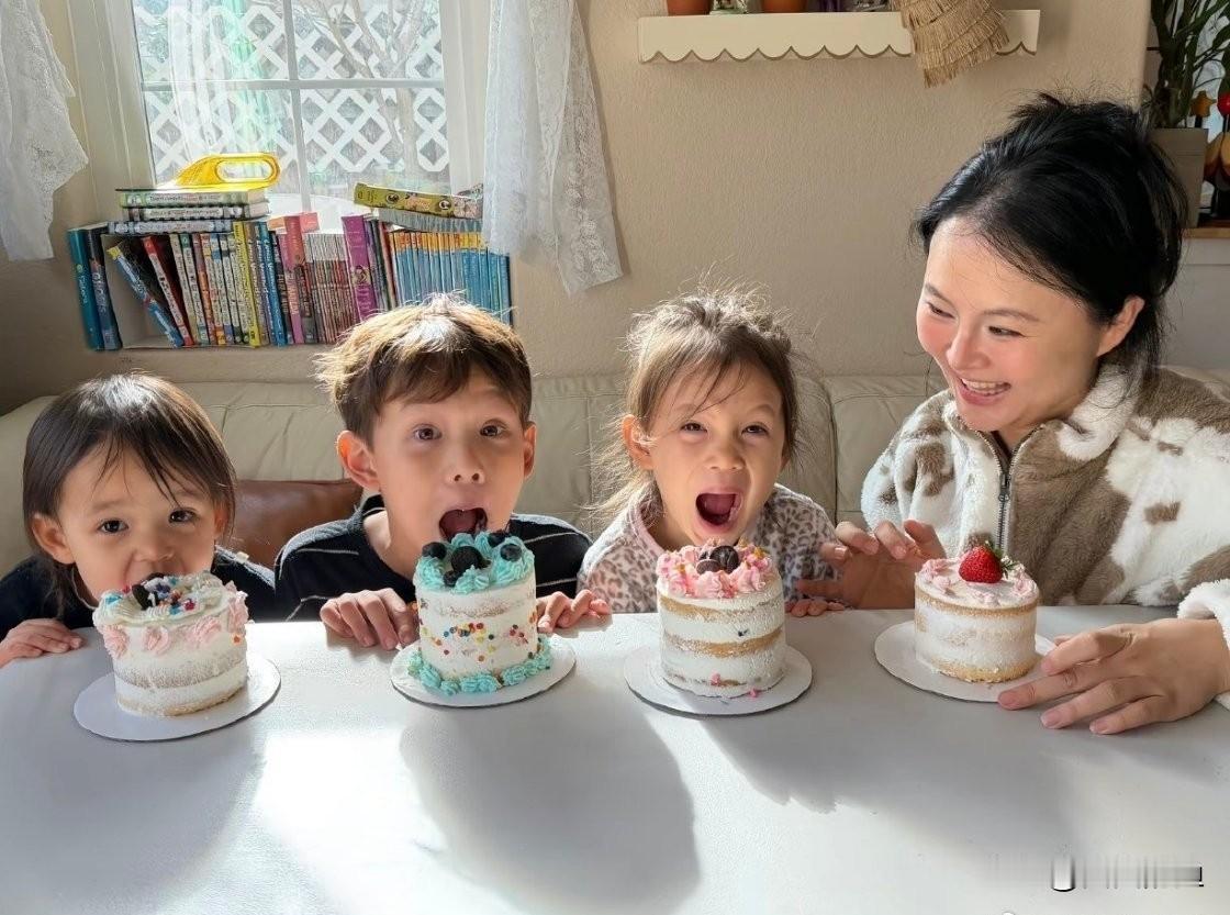 最近刷到Claire离婚的消息，说实话，一点都不意外。当初那个在镜头前甜得发腻的