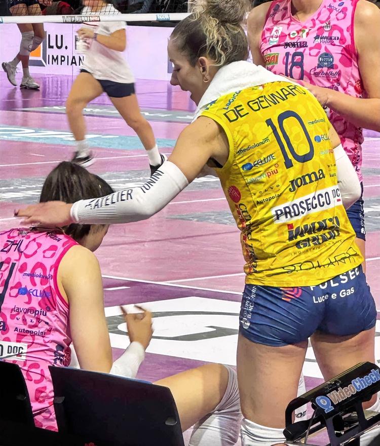 怎么评价朱婷在中国女排的地位德吉纳罗：谁敢说朱婷不行我跟谁急！！朱婷妥妥百年不遇