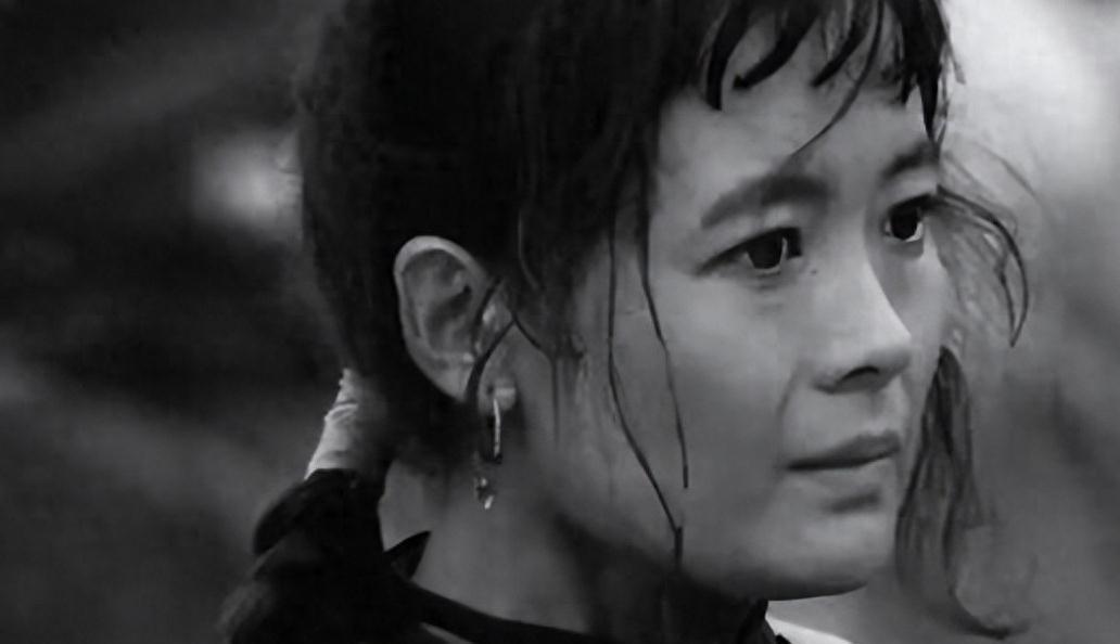 小女孩说她不愿意光着身体逃命，恳求给她一条裤子穿；而此时日军已经逼近家门前了1