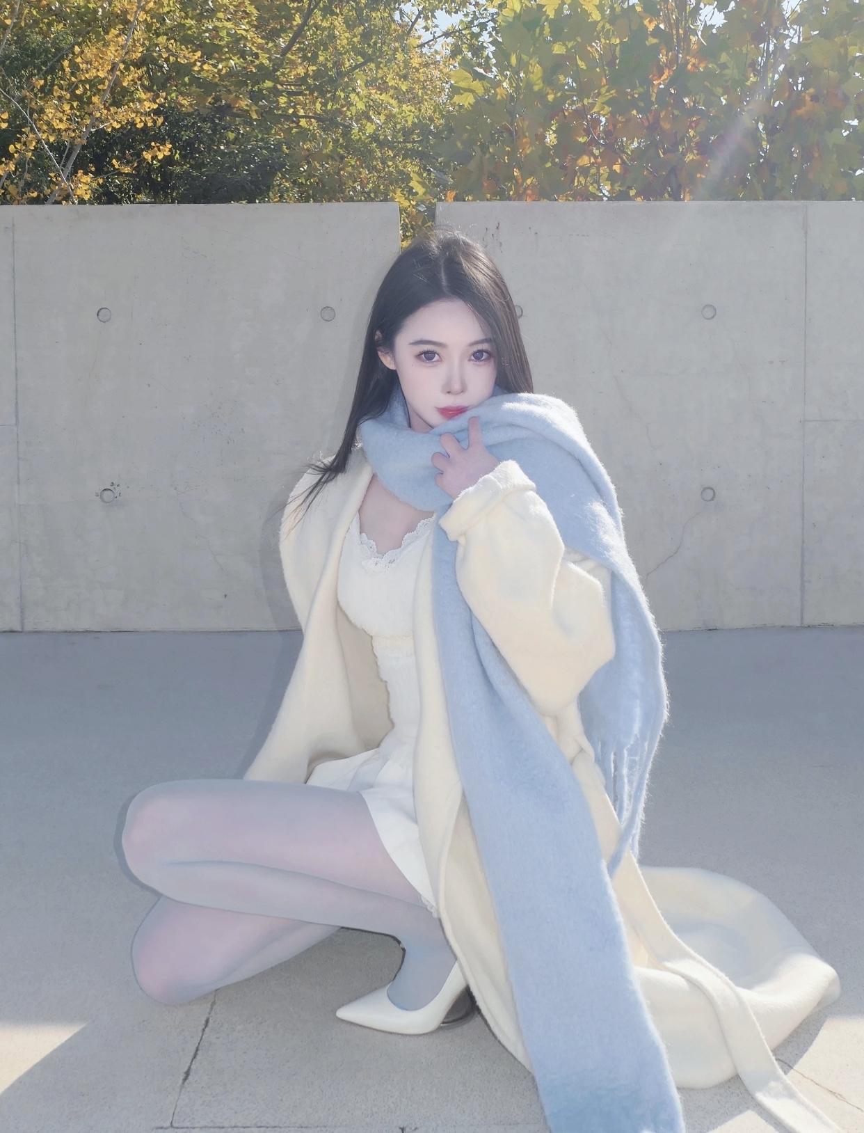 如何穿搭显得淑女一点秋日暖阳下，少女轻纱裙摆飘逸，温柔如梦。