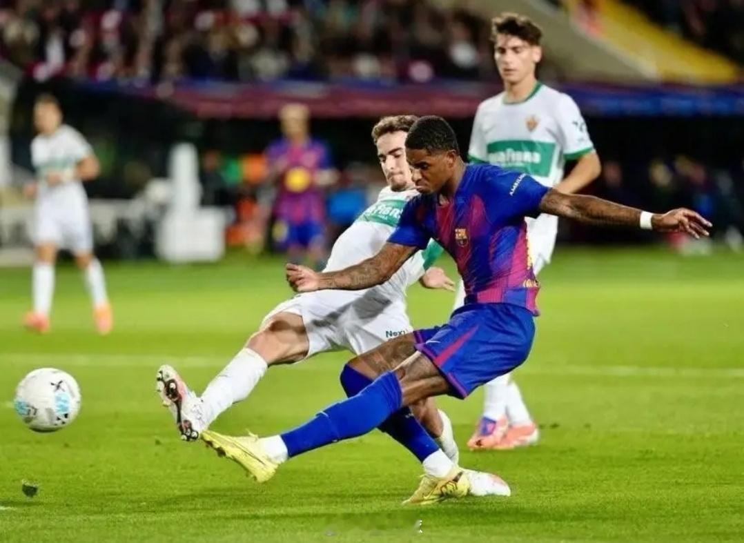 巴萨vs埃尔切巴塞罗那3-1埃尔切作为西甲卫冕冠军的巴塞罗那，上一轮国家德比输给