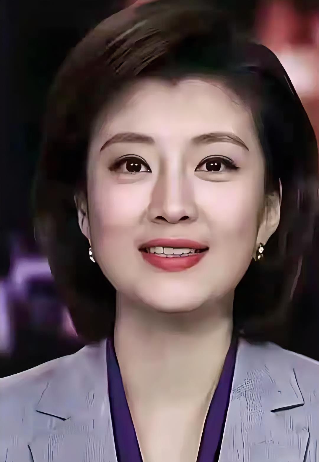 真的被这位主持人的气质惊艳到了！✨她是央视荧幕上最具端庄大气之姿的主持人，眉眼