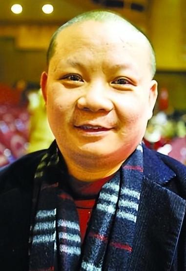 重庆一个亿万富豪名叫郭家富，曾花6000多万给员工们买房子，送员工十几辆保时捷，