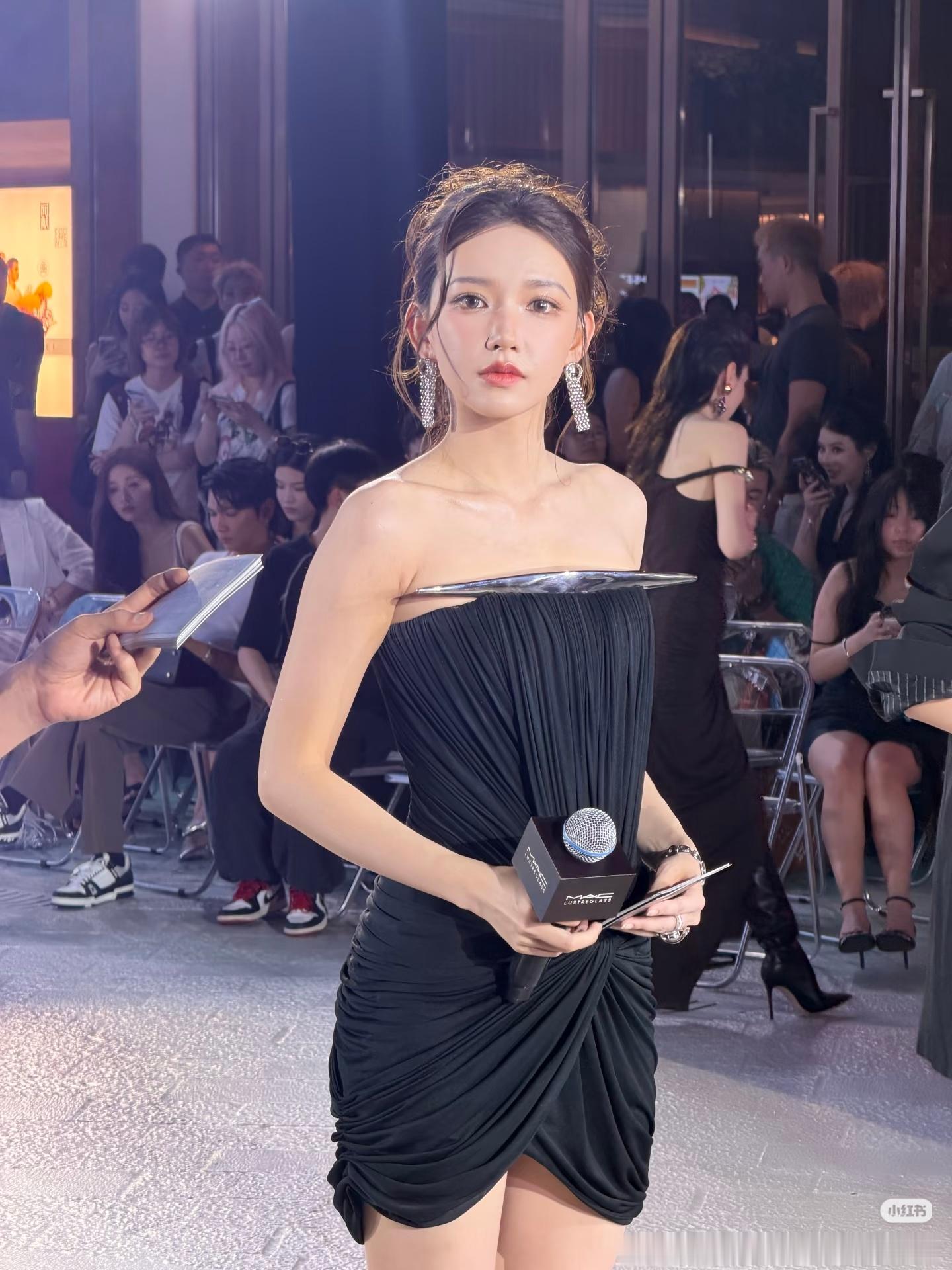 程潇给张月涂口红程潇最新MAC活动现场live图整理💄