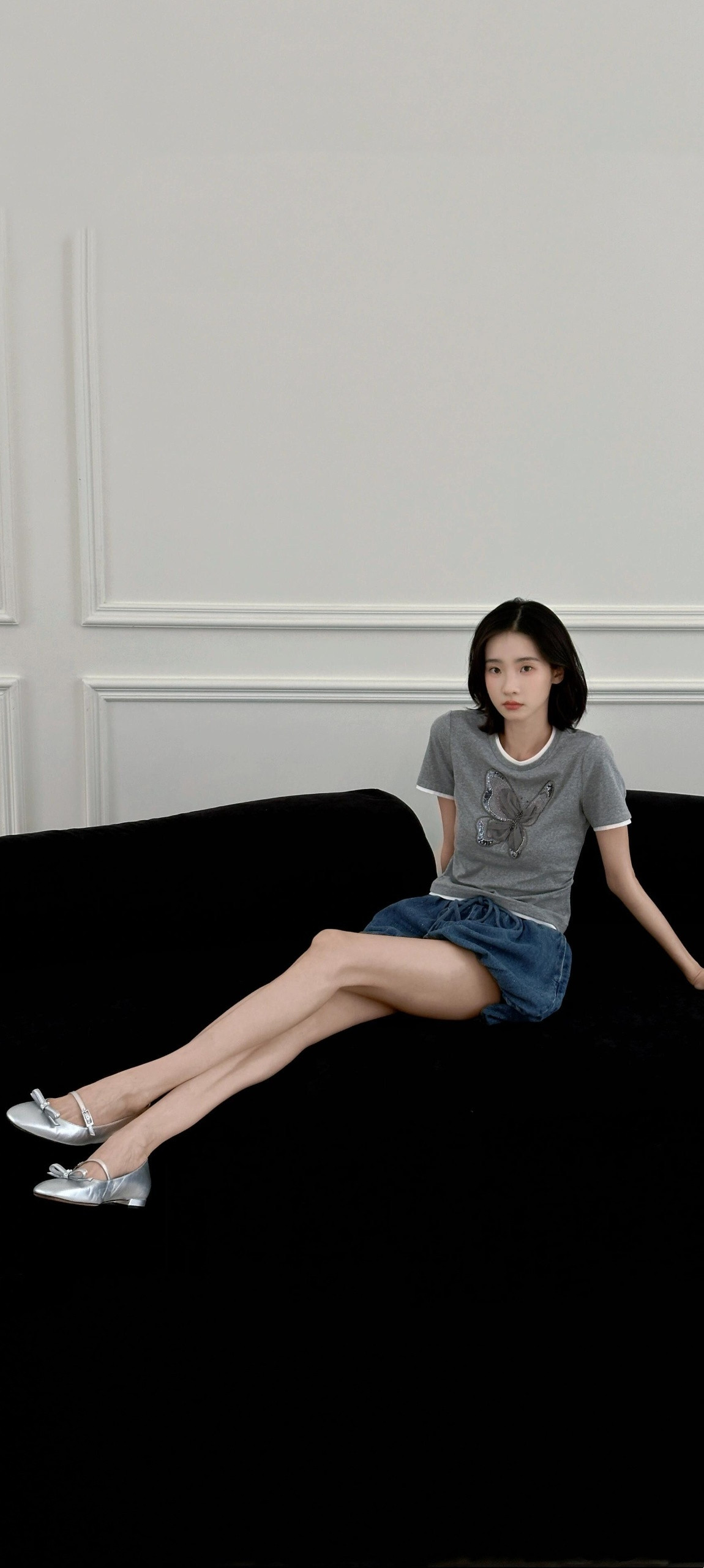 张艺凡运动感穿搭壁纸，休闲时尚，长直美腿吸睛。张艺凡