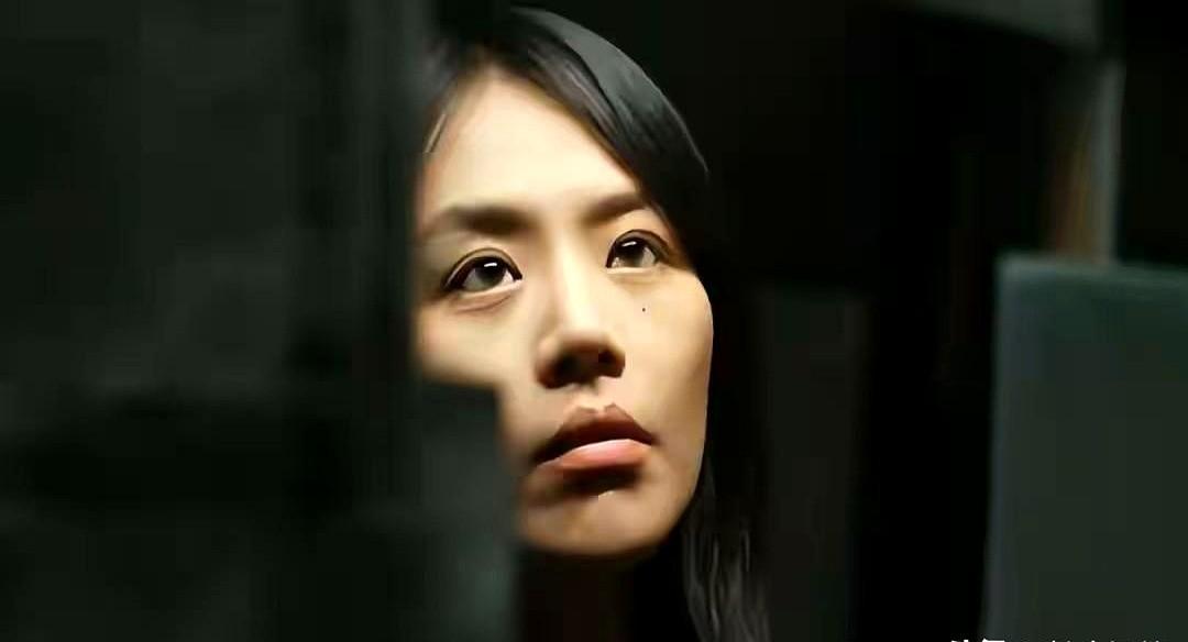 娶了董璇，张维伊的资源是真的飞升了。以前在《庆余年第二季》里就是个小配角，婚