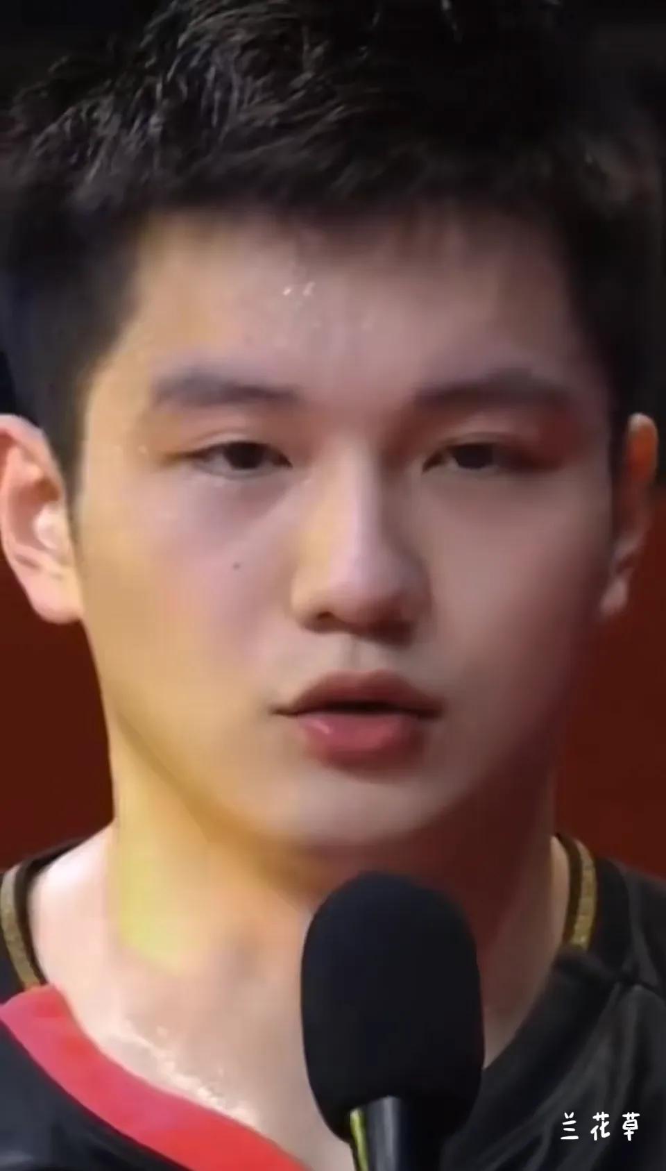 菁菁少年樊振东。五官端正，牙齿整齐，皮肤细嫩，玉面男娃。连出汗都是亮晶晶的，还