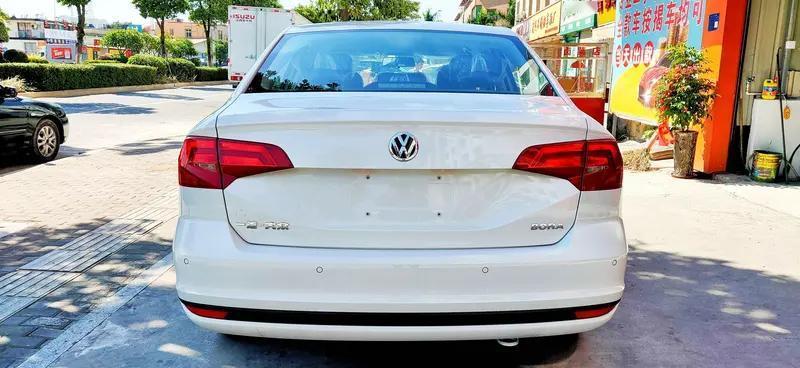 朗逸PLUS和宝来都是10-15万级家用轿车热门款。外观上，宝来运用新设计语