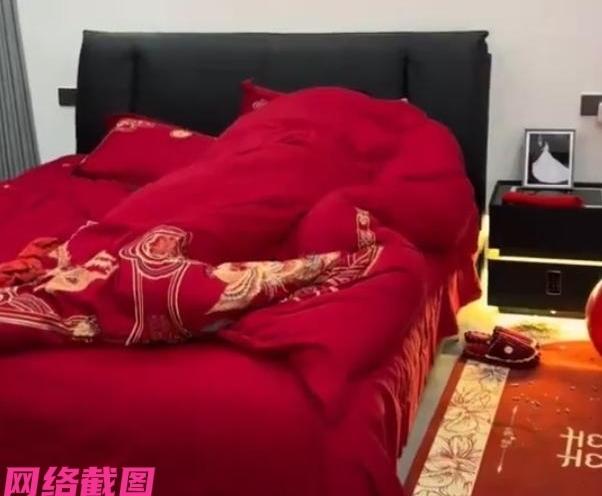 可见有新人结婚，在这婚礼仪式后回到家里，此刻新娘忙着去洗漱，然而新郎却早早躺在床