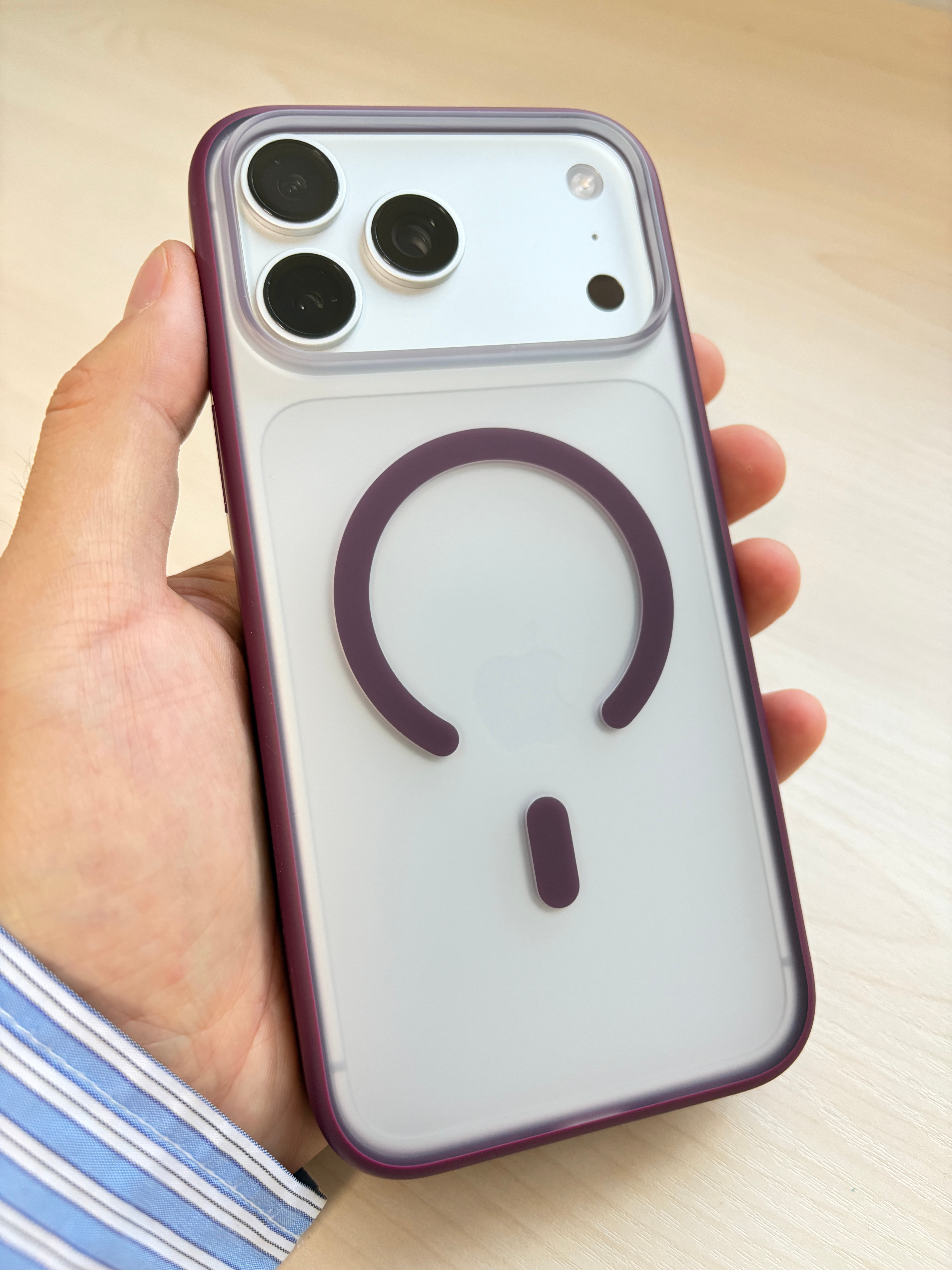 iPhone18ProMax换个手机壳，肤感磨砂手感nice，酒红色搭配银