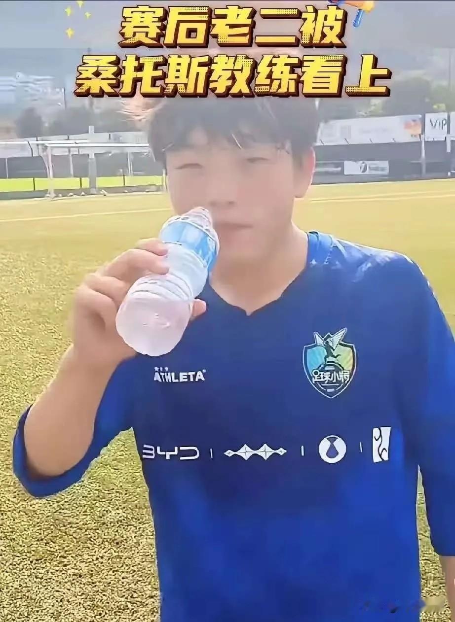 桑托斯青训教练评价吕孟洋：天生就是踢球的料！中国足球小将和巴西桑托斯的比赛虽然