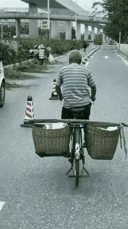 这么宽的路，大爷是什么意思啊