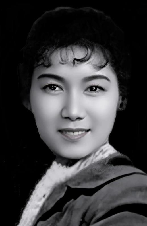 🌙1952年的一天，齐白石已经快90岁了，他不知哪里来的力气，一把将25岁的新