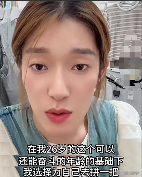 心酸！女子贷款10万开服装店，店里吃着饭突然痛哭，开店才20多天一、开店：带