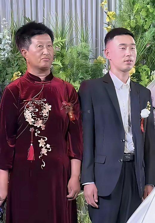 高考穿旗袍是旗开得胜儿子结婚男人穿旗袍是啥意思这下把我难住了，难道男人穿旗袍很好