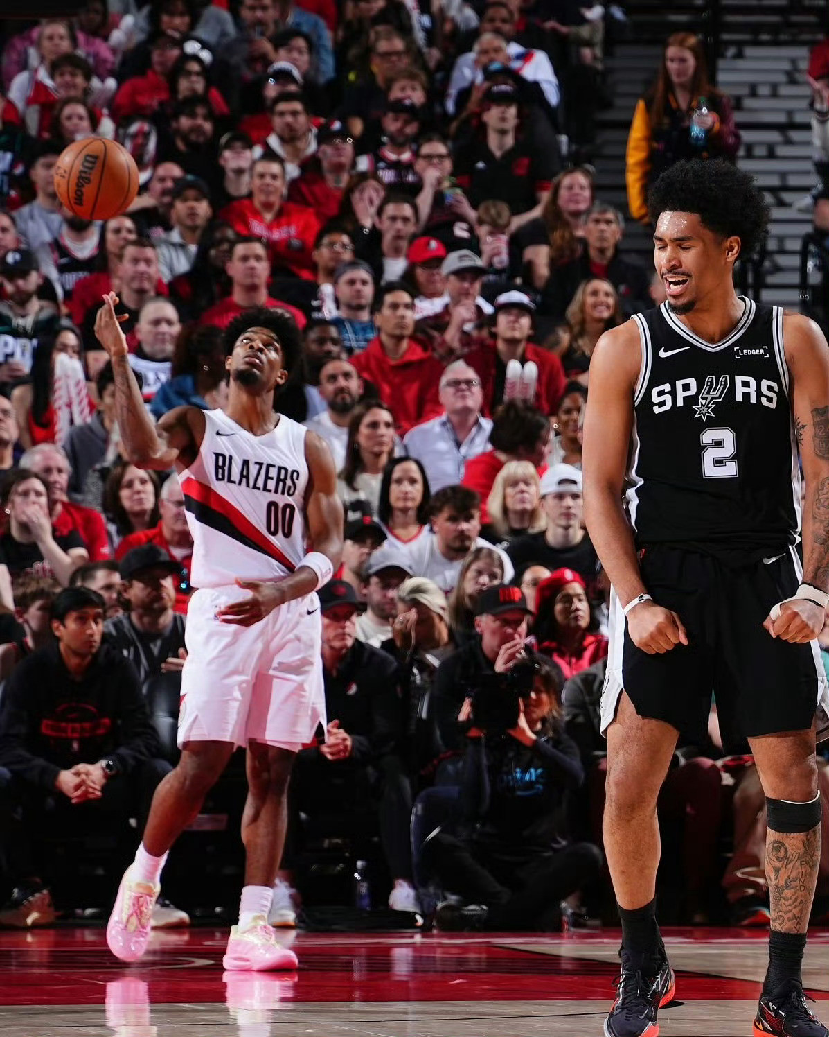 迪伦-哈珀赛后谈到了和亨德森互喷垃圾话:“这是季后赛，是世界上最好的篮球舞台。我