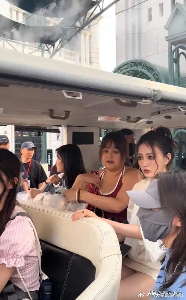 我说徐璐的助理怎么看着这么眼熟呢？原来是赵丽颖曾经的助理“小胖”啊。只不过看这在