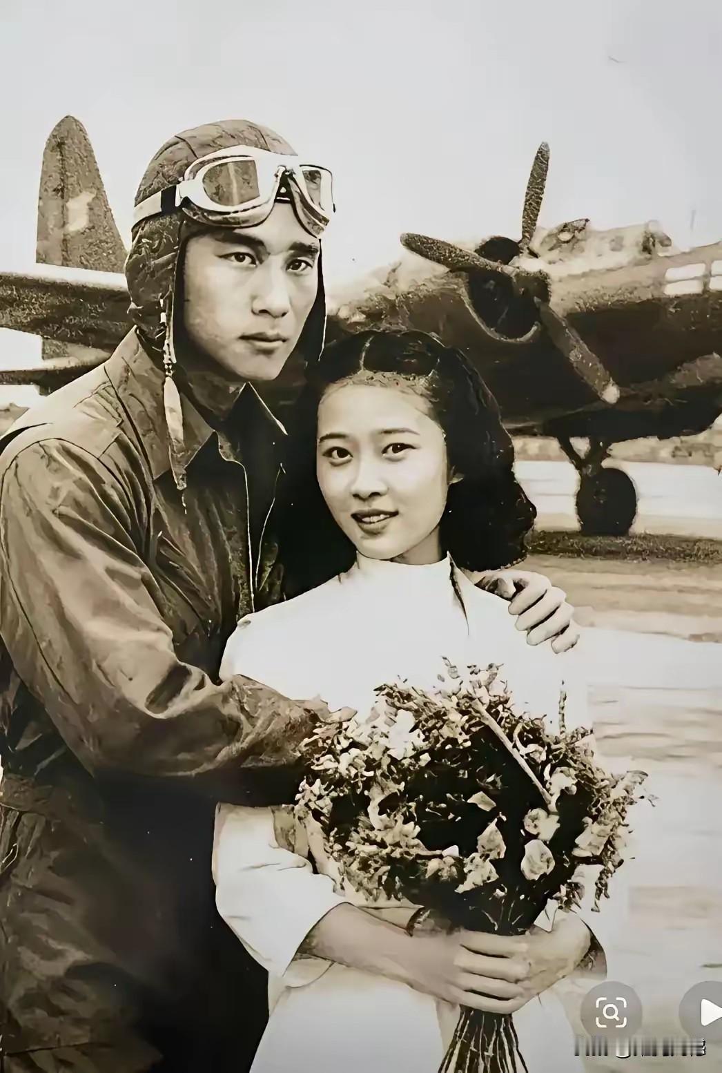 这张照片被称作“永恒的婚纱照”，男子是抗日空军英烈陈怀民，女子是他的未婚妻王璐璐