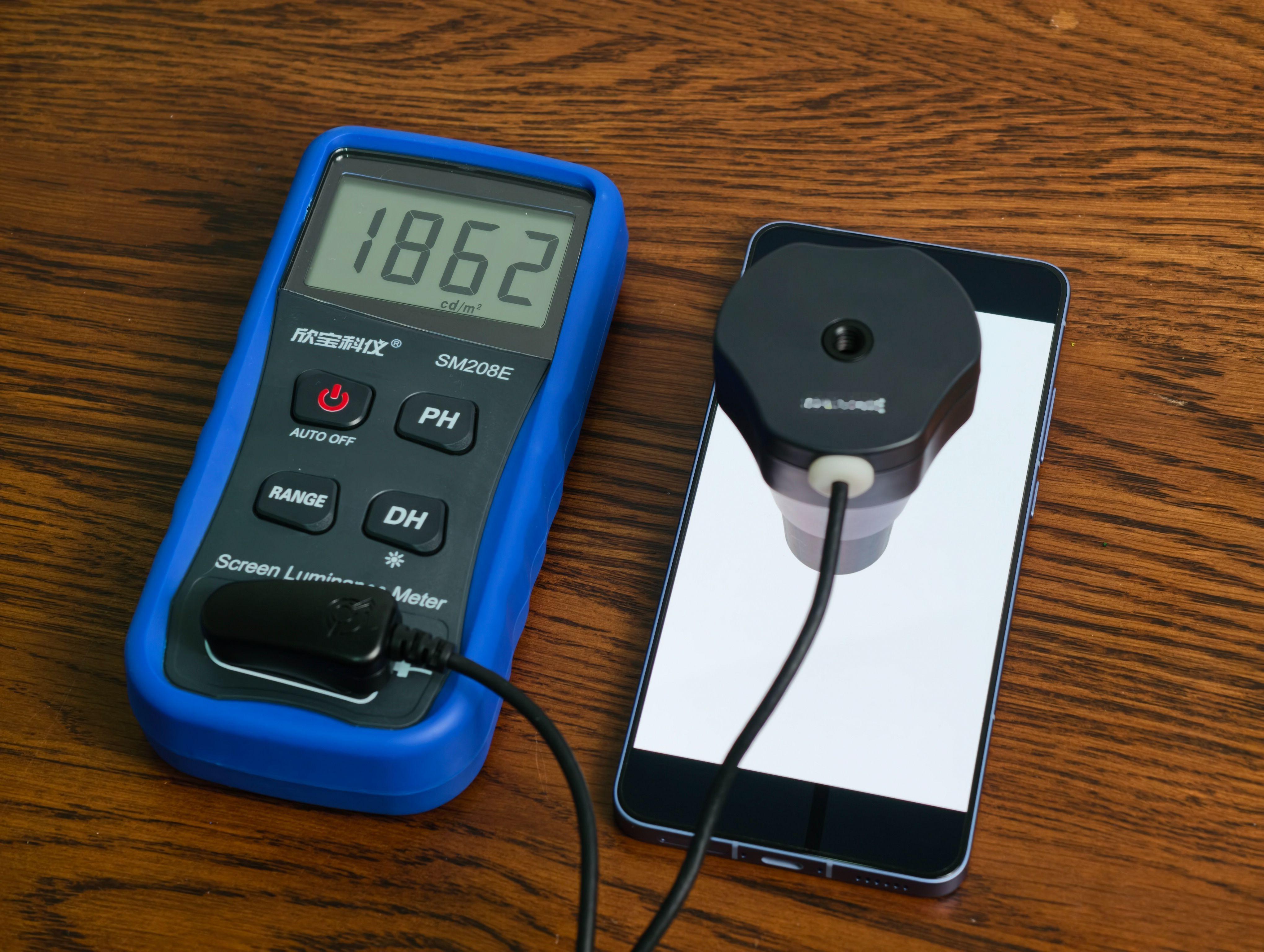 大家都知道这一次iQOONeo11的2K珠峰屏那是同价无敌,可到底多无敌,官方